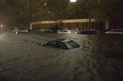 Un coche sumergido por la crecida en la calle 14 de Manhattan el lunes.