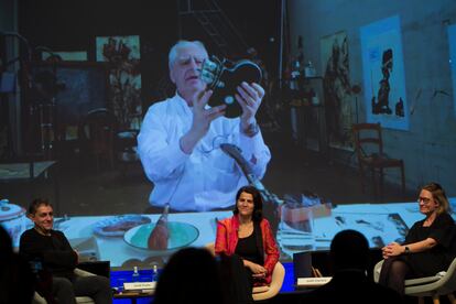 William Kentridge en su estudio de Johannesburgo, durante la presentación de su exposición en el CCCB.