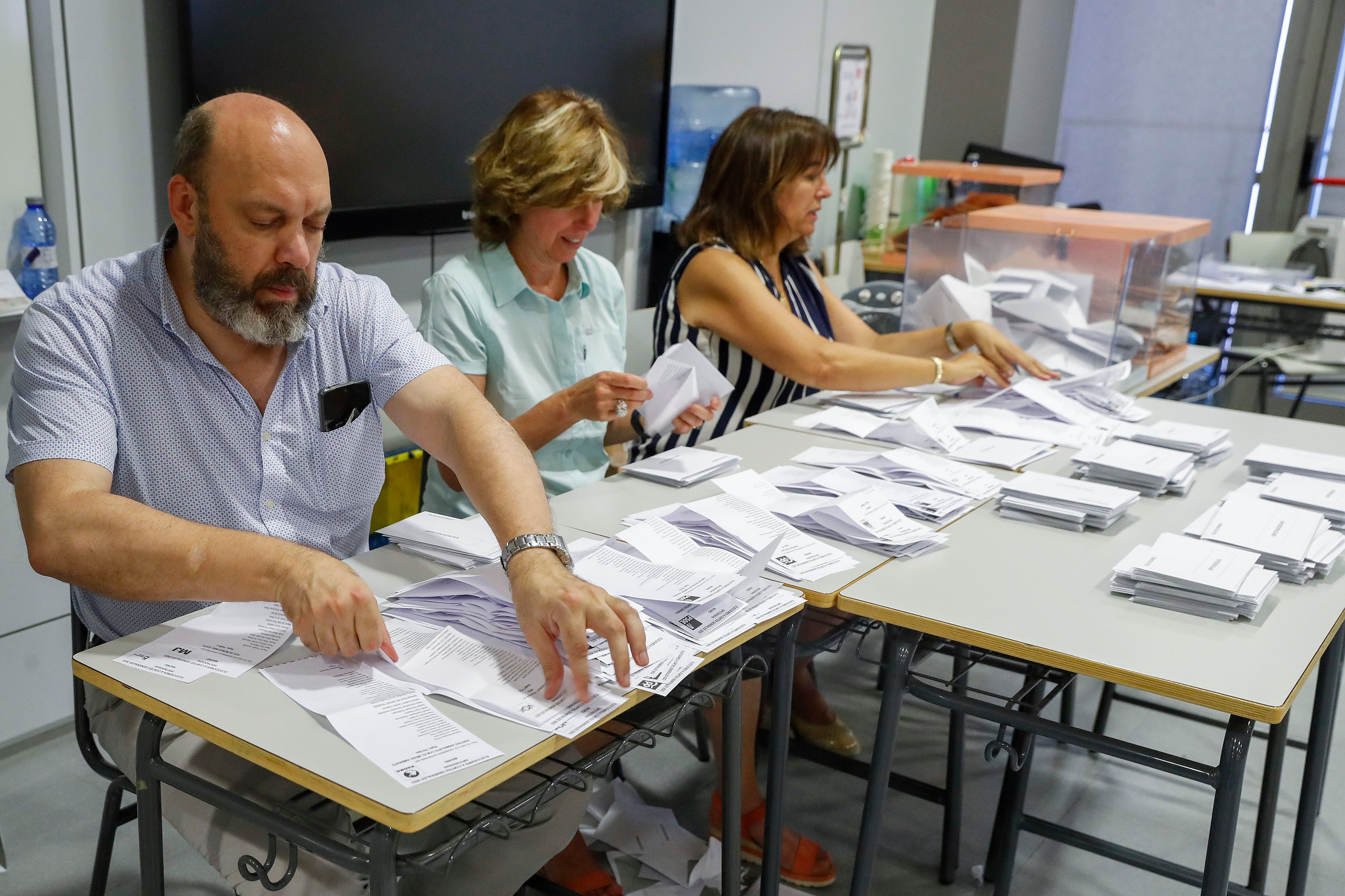 Recuento de votos en un colegio electoral de Madrid tras las elecciones del 23 de julio.