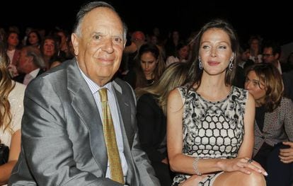 Carlos Falco y Esther Do&ntilde;a en el desfile de Rosa Clar&aacute; durante la Barcelona Bridal Week 2017.