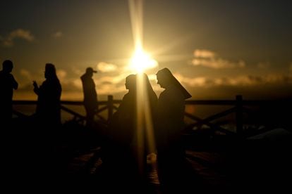 Un grupo de monjas, durante el atardecer en el mirador del Santuario de Cristo en Almada, Lisboa, el 28 de julio.