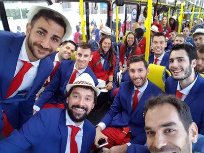 Los jugadores de la selección española, Ricky Rubio, Sergio Llul, Rudy Fernández y José Manuel Calderón en el autobús que les lleva al estadio de Maracaná.