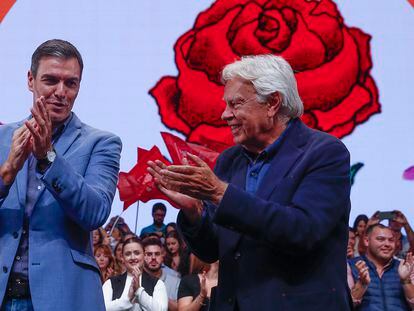 El secretario general del PSOE y presidente del Gobierno, Pedro Sánchez y el ex secretario general del PSOE y expresidente del Gobierno, Felipe González, en un acto celebrado en octubre de 2022 para conmemorar el 40 aniversario del primer Gobierno socialista de la democracia.