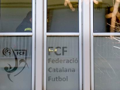 Los Mossos d'Esquadra regustran la sede de la Federación Catalana de Fútbol (FCF), en Barcelona.