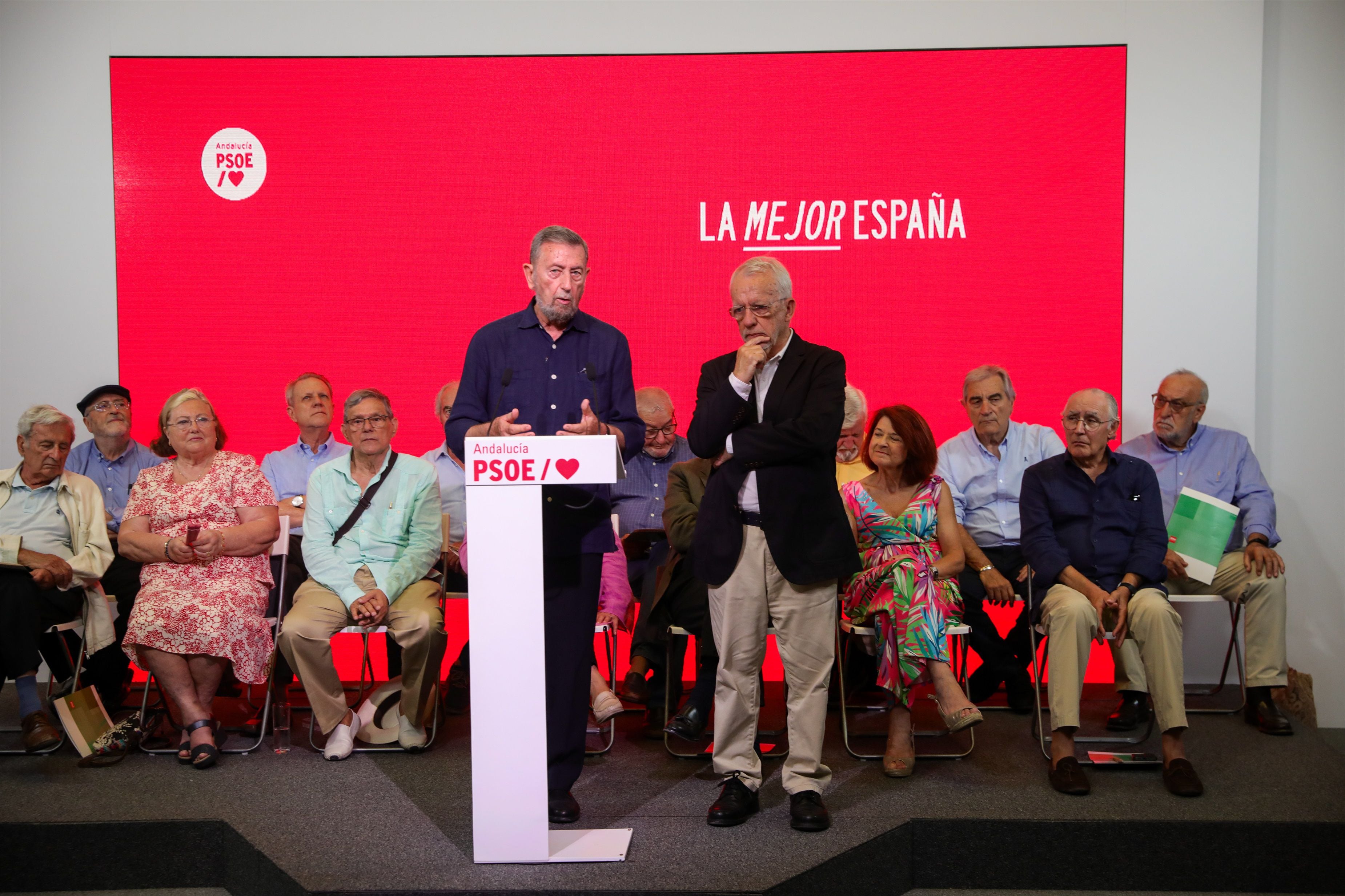 Manuel Gracia, impulsor del manifiesto de socialistas andaluces históricos en defensa de Pedro Sánchez, el martes con el presidente del PSOE-A, Manuel Pezzi.