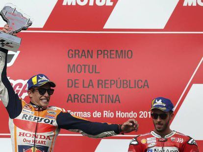 Marc Márquez, celebra en el podio junto a Dovizioso.