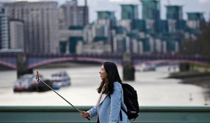 Una joven se fotografía a sí misma en el puente de Westminster, en Londres.