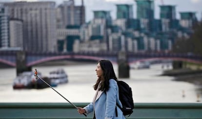 Una joven se fotograf&iacute;a a s&iacute; misma en el puente de Westminster, en Londres.