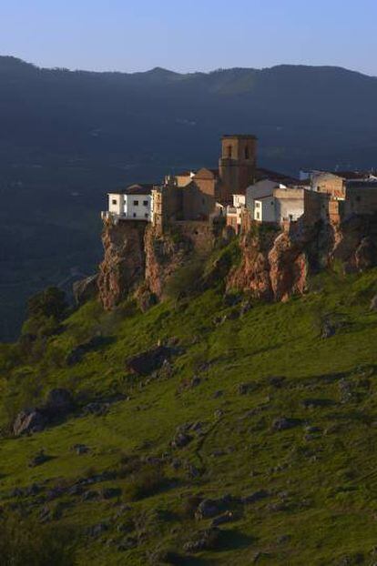 Vista de Hornos de Segura, en el parque natural de las Sierras de Cazorla, Segura y Las Villas (Jaén).