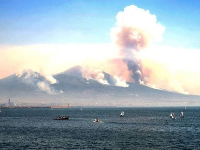 Varios incendios arrasan las laderas del Vesubio.