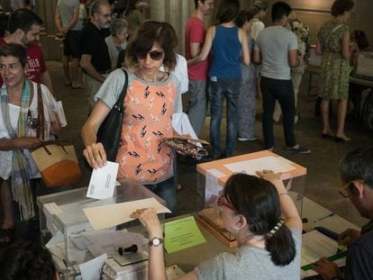 Una dona vota al col·legi electoral de plaça Universitat.