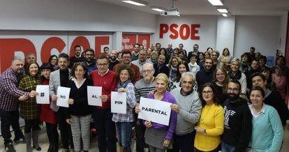 Militantes del PSOE de Murcia firman contra el veto parental. 