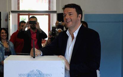 Renzi vota este domingo cerca de Florencia.