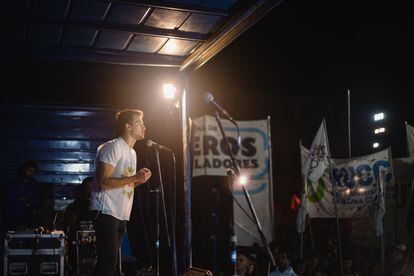 El activista argentino Federico Pellegrino ofrece un discurso durante una manifestación.