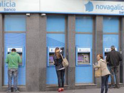 Usuarios de los cajeros en una sucursal de Novagalicia Banco.