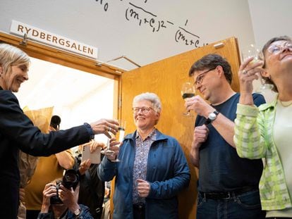 La física Anne L'Huillier, en el centro, brindaba el martes en los pasillos de la Universidad de Lund (Suecia), tras recibir la noticia de que había ganado el Nobel.