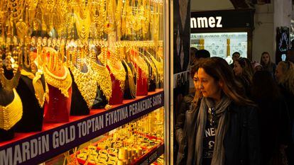 Escaparate de joyas de oro en el Gran Bazar de Estambul.