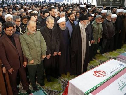 El líder supremo iraní Ali Jamenei (centro), durante el funeral de Soleimani, en Teherán este lunes.