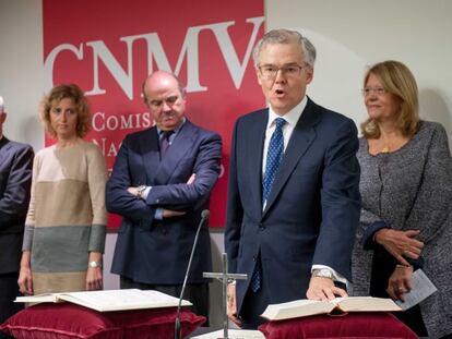 La vicepresidenta de la Comisi&oacute;n Nacional del Mercado de Valores (CNMV), Ana Mar&iacute;a Mart&iacute;nez-Pina, el ministro de Econom&iacute;a, Luis de Guindos, Sebasti&aacute;n Albella, nuevo presidente de la CNMV, y Elvira Rodr&iacute;guez, expresidenta del organismo, ayer en la toma de posesi&oacute;n de los nuevos jefes del supervisor de los mercados.  