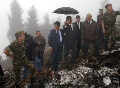 Trillo (cuarto por la izquierda) observa los restos del Yak al día siguiente del accidente, el 27 de mayo de 2003.