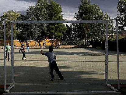 Unos niños juegan en el patio del único colegio de Fuentealbilla
