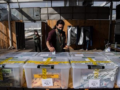 Un hombre deposita su voto en las elecciones locales en Chile, en marzo de 2021.