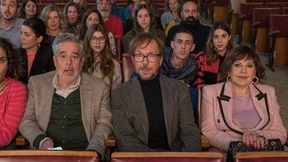 Desde la izquierda, Toni Acosta, Carlos Iglesias, Santiago Segura y Loles León, en 'Padre no hay más que uno 3'