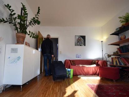 Una persona abandona el apartamento que alquiló a través de Airbnb, en Berlín en 2014.