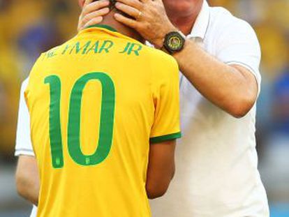 Scolari celebra junto a Neymar la victoria ante Chile.