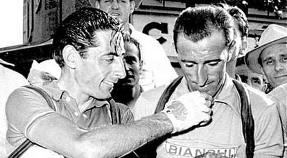 Fausto Coppi consuela a Andrea Carrea, avergonzado por llevar el maillot amarillo en presencia de su líder.