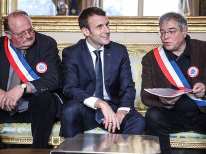 El presidente Emmanuel Macron recibe a alcaldes de zonas rurales en vísperas del debate nacional 