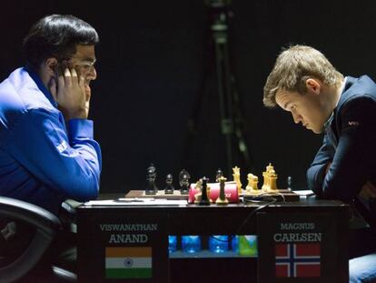 Carlsen y Anand, durante el Mundial de Sochi.