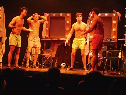 Desde la izquierda, J.M. Maciá, Nico Seijó, Kino Gil y Pablo De Castro en 'Qué difícil es', en una imagen de la compañía.