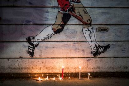 El estadio de Argentinos Juniors en La Paternal, en Buenos Aires, lleva el nombre de Diego Armando Maradona. El lugar es hoy sitio de memoria. En la foto, detalle de un pequeño altar armado espontáneamente por los hinchas el mismo día de la muerte del jugador, el 25 de noviembre de 2020.