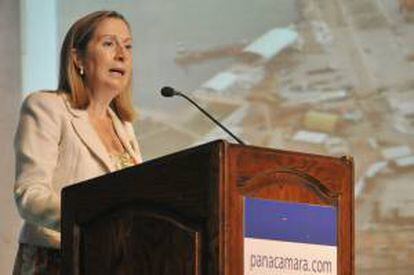 La ministra de Fomento de España, Ana Pastor, habla durante el "Foro Iberoamericano de Logística y Puertos, preparándose para un cambio en la geografía económica" en Ciudad de Panamá (Panamá).
