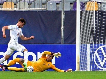 Puado regatea al portero para marcar su segundo gol ante Croacia este lunes en Maribor.