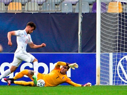 Puado regatea al portero para marcar su segundo gol ante Croacia este lunes en Maribor.