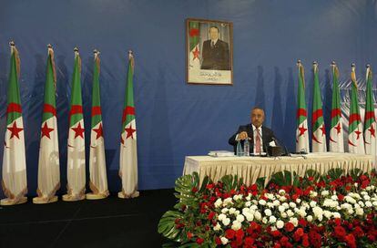 El ministro de Interior argelino, Nuredin Bedaui, anuncia en rueda de prensa los resultados de las elecciones legislativas este viernes en Argel.