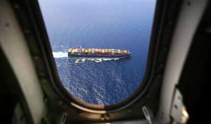 El Sasemar 101 suele seguir las rutas mercantes del Mediterráneo por las que navegan todo tipo de buques, como este carguero repleto de contenedores.