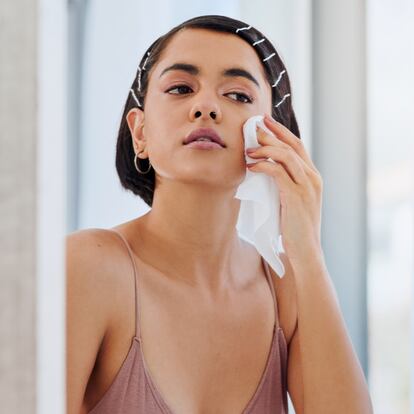 Consigue un rostro limpio rápidamente con las toallitas desmaquillantes. GETTY IMAGES.