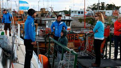 Miembros de la tripulaci&oacute;n del &#039;Pakea Bizkaia&#039; charlan en el puerto argentino de Bah&iacute;a Blanca.