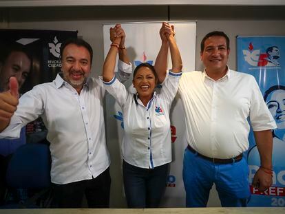 El candidato de Revolución Ciudadana a alcalde de Quito, Pabel Muñoz (izquierda), posaba el domingo con la prefecta de la provincia de Pichincha, Paola Pabón, y otro dirigente del partido de Correa tras las elecciones municipales en la capital ecuatoriana.