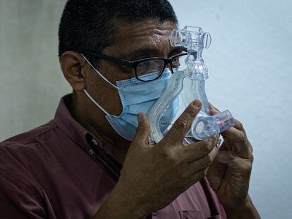 Un médico muestra el uso de un respirador ante la insuficiencia respiratoria.