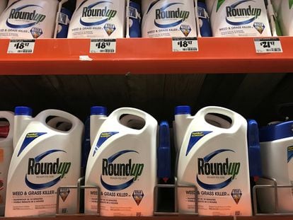 Imagen de archivo de varios envases de RoundUp, de Monsanto, expuestos en una tienda de Encinitas, California, en 2017.