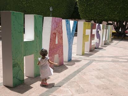 Una niña camina junto a las letras que anuncian el Hay Festival en el centro de la ciudad de Querétaro, en una imagen de archivo.