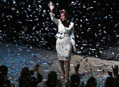 Cristina Fernández de Kirchner saluda al finalizar el acto de lanzamiento de su campaña a la presidencia.