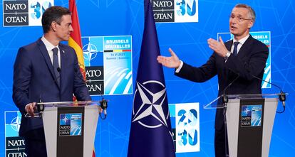 Pedro Sánchez con el secretario general de la OTAN, Jens Stoltenberg, al final de la cumbre de la OTAN en Bruselas en junio.