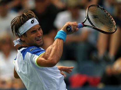 Ferrer golpea durante el duelo contra Kukushkin.
