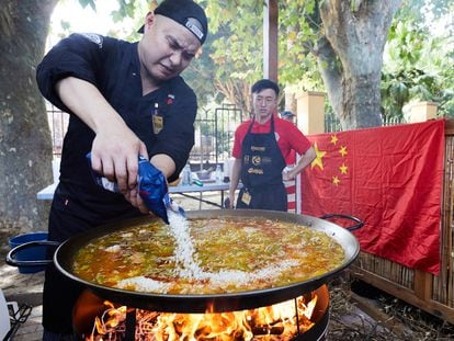 El cocinero de origen chino Binhui Jiang, de El Mesón El Molino de Valencia, ganador del segundo premio, durante la elaboración de su paella en Sueca.