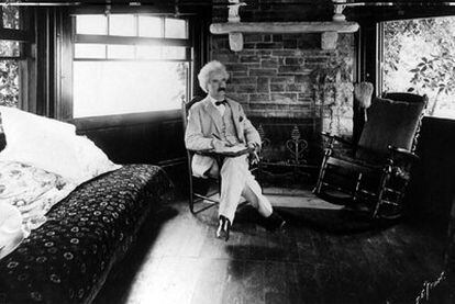 Mark Twain, fotografiado en su casa en plena tarea literaria.